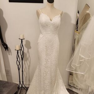 Elegant Lace Wedding Dress Includes Shipping...